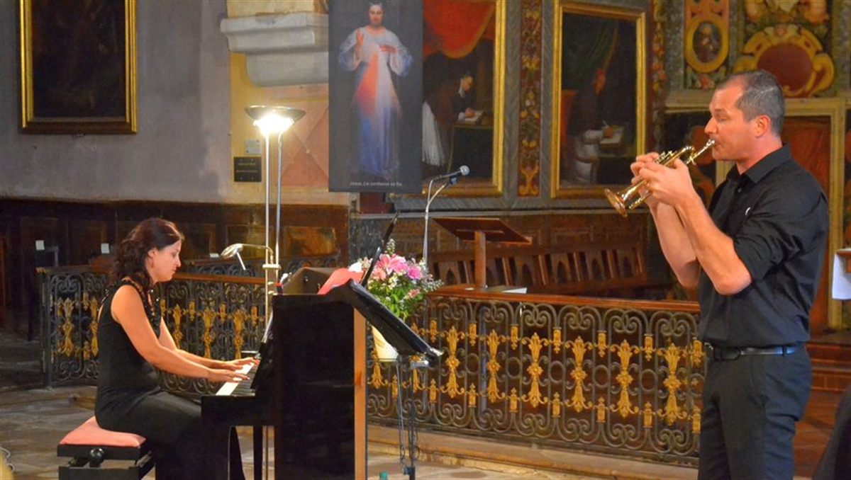 Mélanie Adler au piano et Laurent Jammes à la trompette en concert dans une église