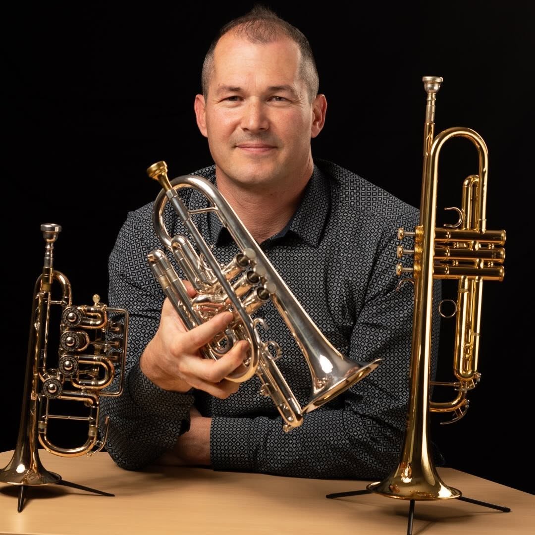 Portrait de Laurent Jammes, trompettiste, avec ses instruments